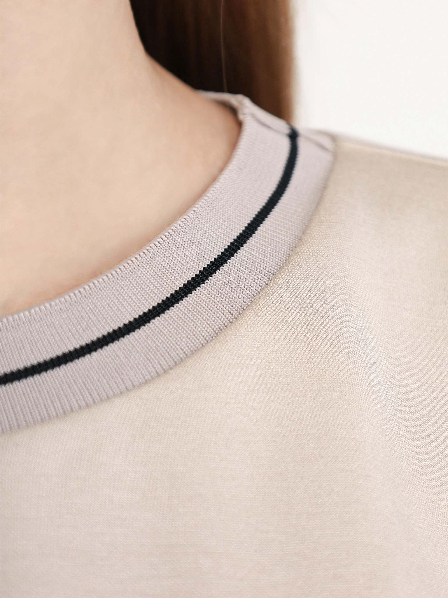 Джемпер бежевого цвета со стразами